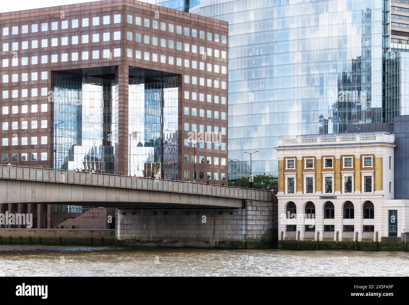 Vue vers 1 London Bridge et Glaziers Hall, sur la rive sud de la Tamise, Londres, Angleterre Banque D'Images