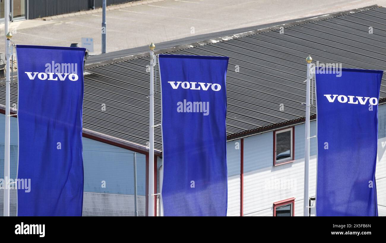 Stenungsund, Suède - avril 30 2024 : trois drapeaux bleus avec des logos volvo. Banque D'Images