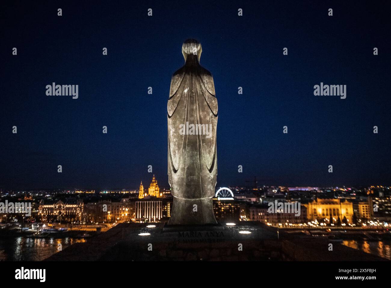 Budapest la nuit : vue panoramique de la ville avec la statue de Maria Anya sur le devant. Hongrie Banque D'Images