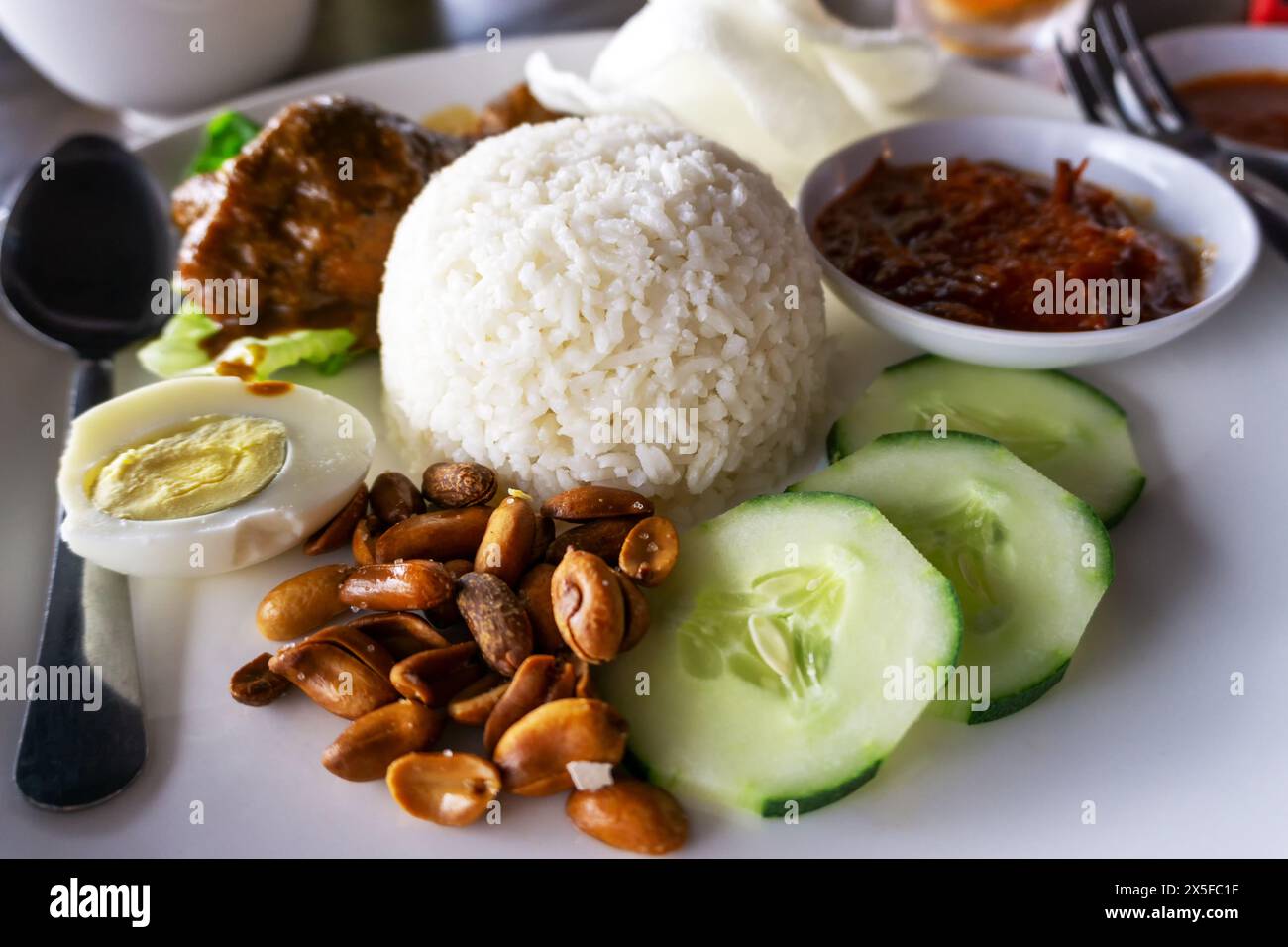 Gros plan sur la cuisine malaisienne nasi lemak Banque D'Images