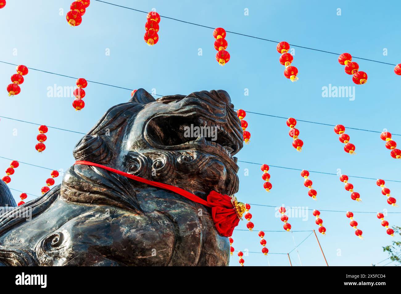 Gros plan de la statue de lion du temple chinois avec lanterne rouge Banque D'Images