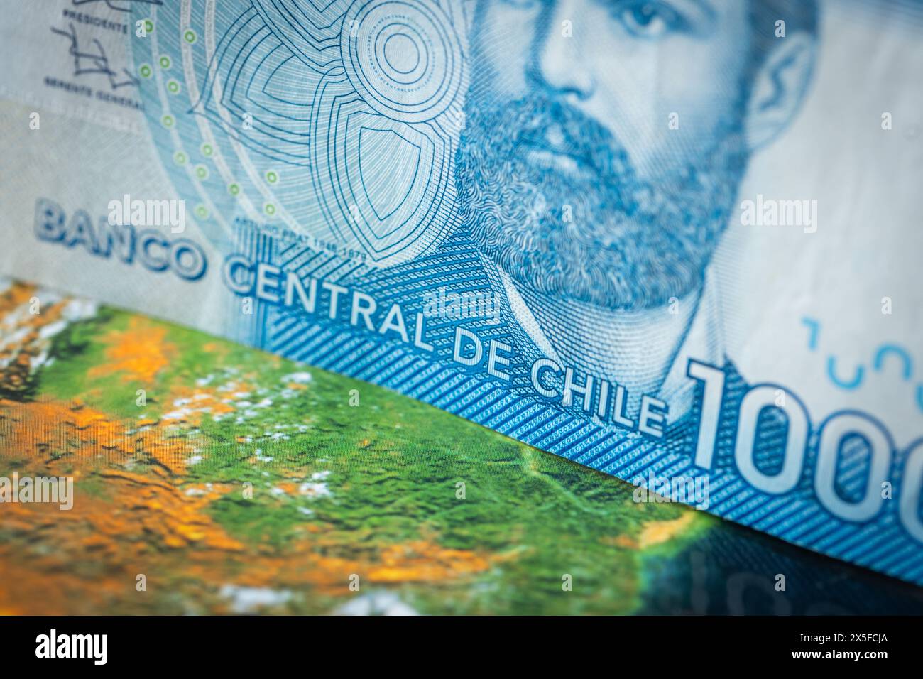 Chili peso dans le contexte du monde, concept économique de la monnaie chilienne Banque D'Images