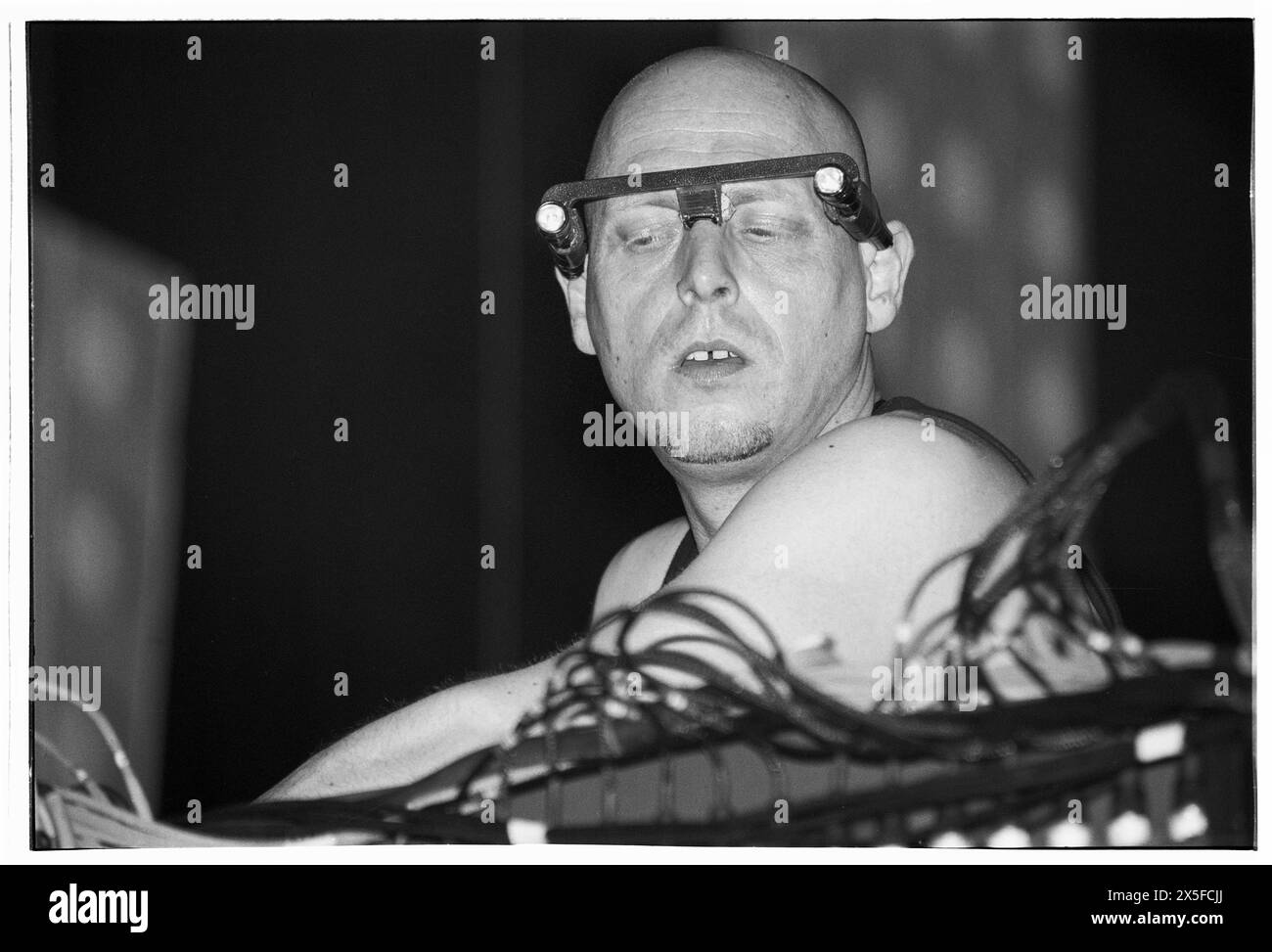 ORBITAL, HOMELANDS 2001 : Phil Hartnoll de Techno Dace Music Legends Orbital se produisant en concert au Homelands Festival 2001, Matterley Bowl, Winchester, Hampshire, Angleterre, Royaume-Uni le 26 mai 2001. Photo : Rob Watkins. INFO : Orbital, un duo pionnier de musique électronique originaire d’Angleterre formé en 1989, a joué un rôle crucial dans le développement des genres ambient et techno. Les frères Paul et Phil Hartnoll ont créé des morceaux innovants, atmosphériques et dansants qui ont laissé un impact durable sur la musique électronique. Banque D'Images