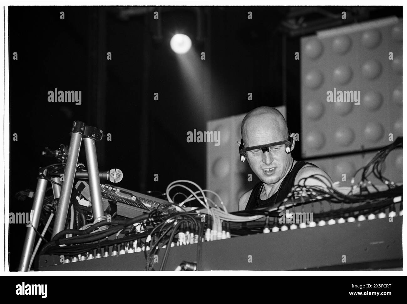 ORBITAL, HOMELANDS 2001 : Phil Hartnoll de Techno Dace Music Legends Orbital se produisant en concert au Homelands Festival 2001, Matterley Bowl, Winchester, Hampshire, Angleterre, Royaume-Uni le 26 mai 2001. Photo : Rob Watkins. INFO : Orbital, un duo pionnier de musique électronique originaire d’Angleterre formé en 1989, a joué un rôle crucial dans le développement des genres ambient et techno. Les frères Paul et Phil Hartnoll ont créé des morceaux innovants, atmosphériques et dansants qui ont laissé un impact durable sur la musique électronique. Banque D'Images