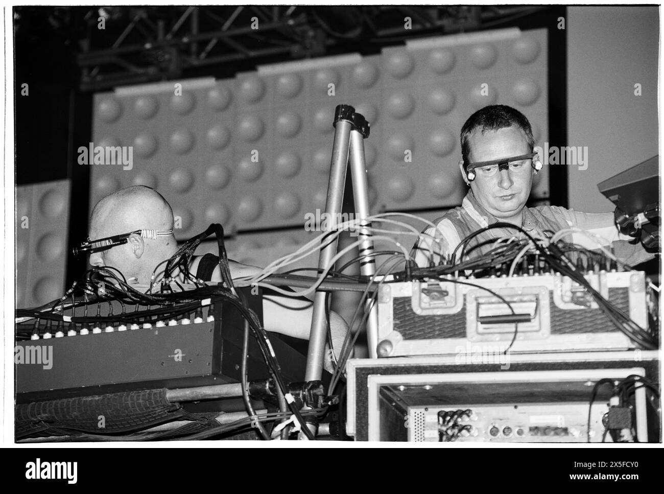 ORBITAL, HOMELANDS 2001 : Techno Dace Music Legends Orbital se produisant en direct au Homelands Festival 2001, Matterley Bowl, Winchester, Hampshire, Angleterre, Royaume-Uni le 26 mai 2001. Photo : Rob Watkins. INFO : Orbital, un duo pionnier de musique électronique originaire d’Angleterre formé en 1989, a joué un rôle crucial dans le développement des genres ambient et techno. Les frères Paul et Phil Hartnoll ont créé des morceaux innovants, atmosphériques et dansants qui ont laissé un impact durable sur la musique électronique. Banque D'Images