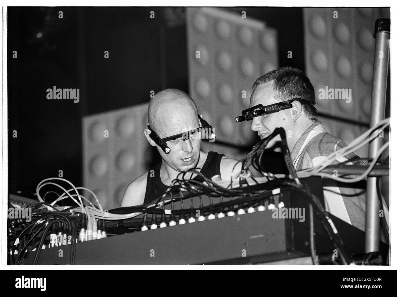 ORBITAL, HOMELANDS 2001 : Techno Dace Music Legends Orbital se produisant en direct au Homelands Festival 2001, Matterley Bowl, Winchester, Hampshire, Angleterre, Royaume-Uni le 26 mai 2001. Photo : Rob Watkins. INFO : Orbital, un duo pionnier de musique électronique originaire d’Angleterre formé en 1989, a joué un rôle crucial dans le développement des genres ambient et techno. Les frères Paul et Phil Hartnoll ont créé des morceaux innovants, atmosphériques et dansants qui ont laissé un impact durable sur la musique électronique. Banque D'Images