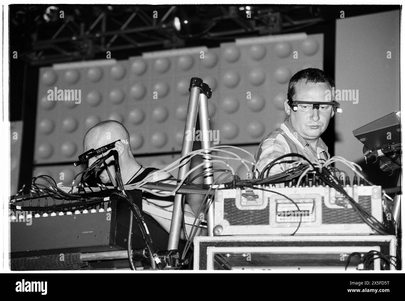 ORBITAL, HOMELANDS 2001 : Techno Dace Music Legends Orbital se produisant en direct au Homelands Festival 2001, Matterley Bowl, Winchester, Hampshire, Angleterre, Royaume-Uni le 26 mai 2001. Photo : Rob Watkins. INFO : Orbital, un duo pionnier de musique électronique originaire d’Angleterre formé en 1989, a joué un rôle crucial dans le développement des genres ambient et techno. Les frères Paul et Phil Hartnoll ont créé des morceaux innovants, atmosphériques et dansants qui ont laissé un impact durable sur la musique électronique. Banque D'Images