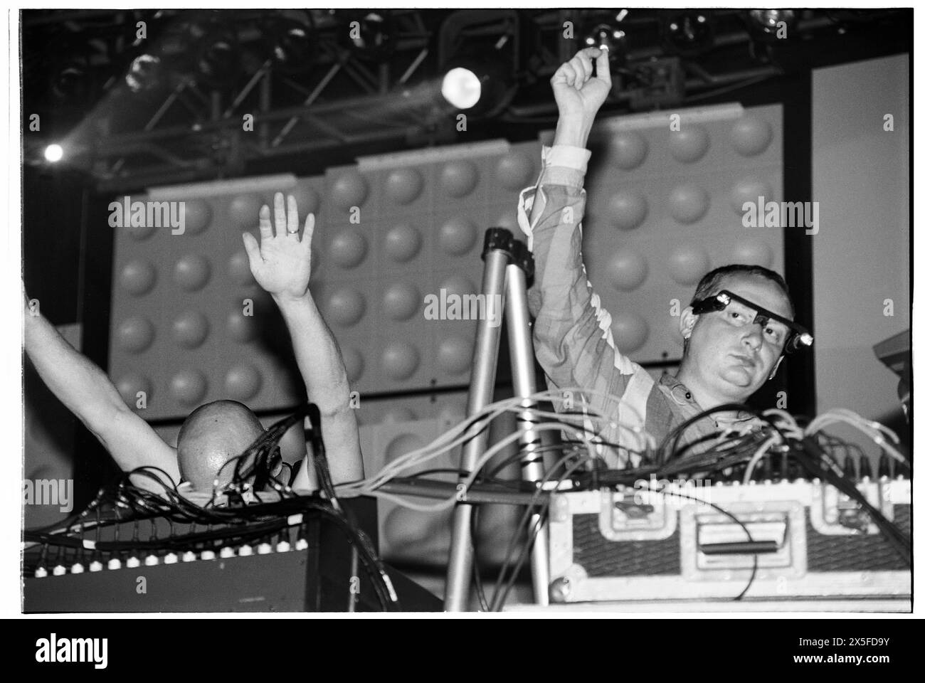 ORBITAL, HOMELANDS 2001 : Techno Dace Music Legends Orbital se produisant en direct au Homelands Festival 2001, Matterley Bowl, Winchester, Hampshire, Angleterre, Royaume-Uni le 26 mai 2001. Photo : Rob Watkins. INFO : Orbital, un duo pionnier de musique électronique originaire d’Angleterre formé en 1989, a joué un rôle crucial dans le développement des genres ambient et techno. Les frères Paul et Phil Hartnoll ont créé des morceaux innovants, atmosphériques et dansants qui ont laissé un impact durable sur la musique électronique. Banque D'Images