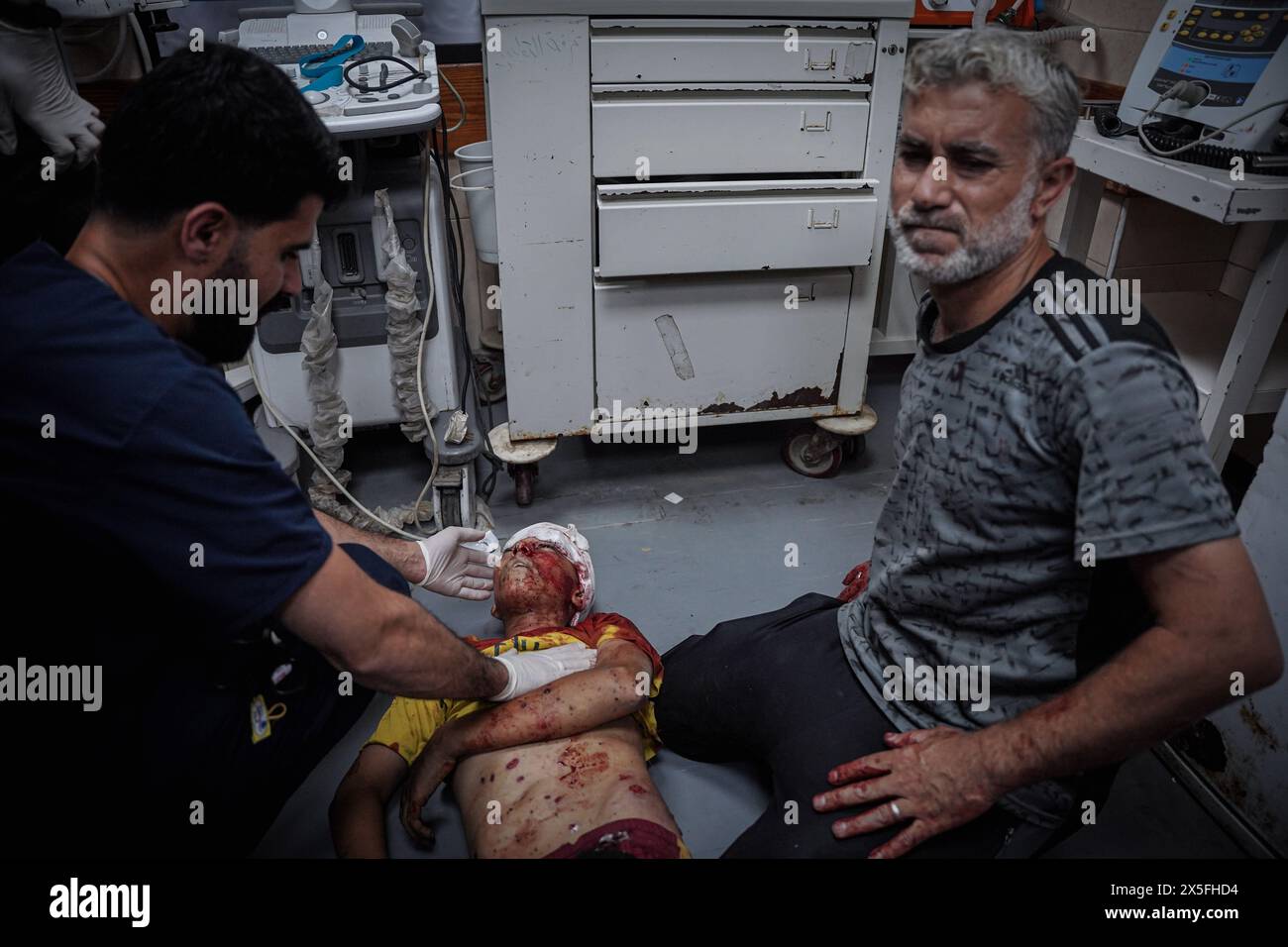 Gaza, Gaza, Palestine. 9 mai 2024. Un homme palestinien s'effondre à terre après que les médecins ont annoncé la mort de son fils enfant (crédit image : © Saher Alghorra/ZUMA Press Wire) USAGE ÉDITORIAL SEULEMENT! Non destiné à UN USAGE commercial ! Banque D'Images