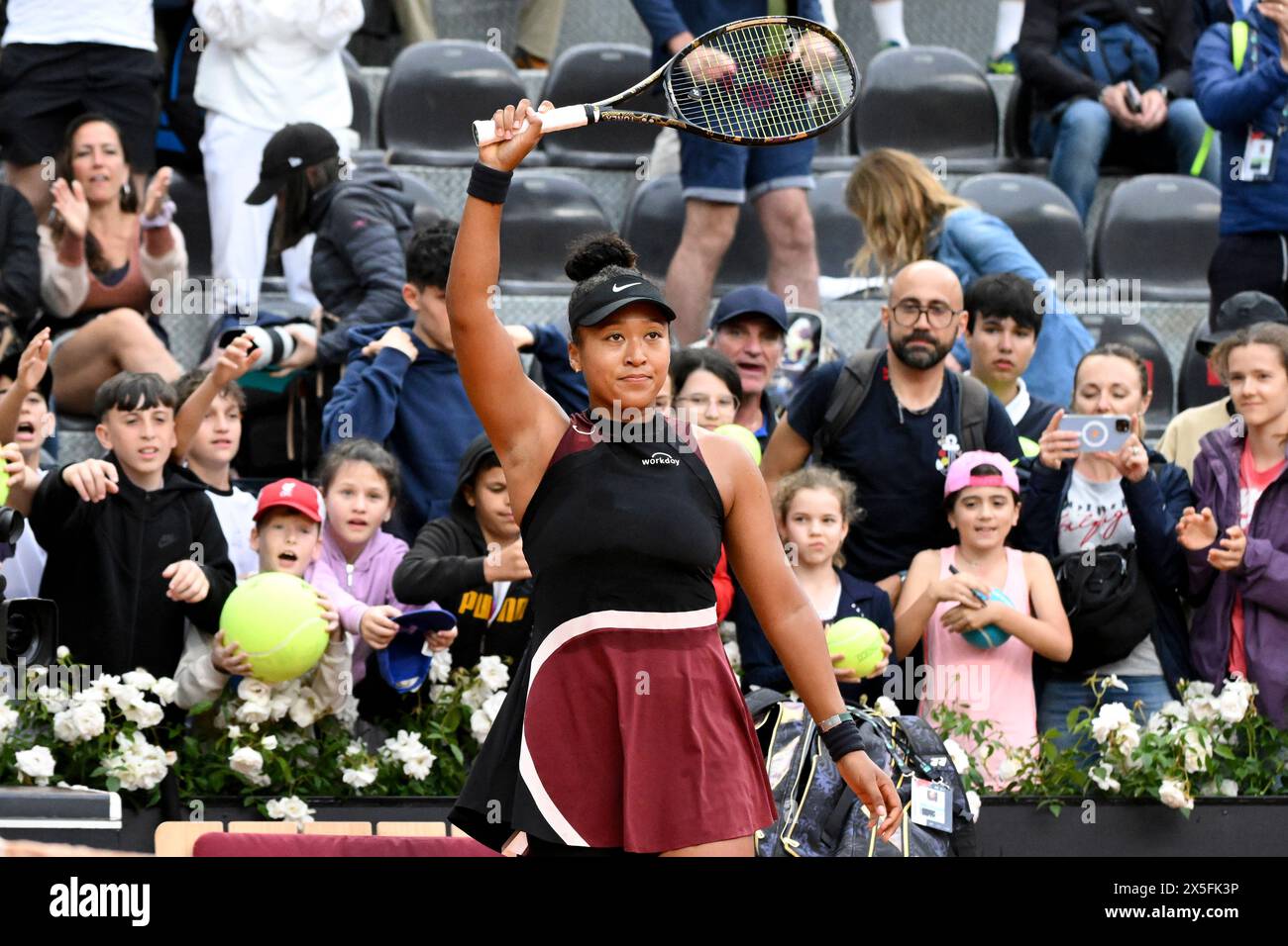 Rome, Italie. 09 mai 2024. Naomi Osaka, des États-Unis d'Amérique, salue la foule à la fin de son match contre Marta Kostyuk, d'Ukraine, au tournoi de tennis Internazionali BNL d'Italia 2024 au Foro Italico à Rome, Italie, le 9 mai 2024. Naomi Osaka a battu Marta Kostyuk 6-3, 6-2. Crédit : Insidefoto di andrea staccioli/Alamy Live News Banque D'Images