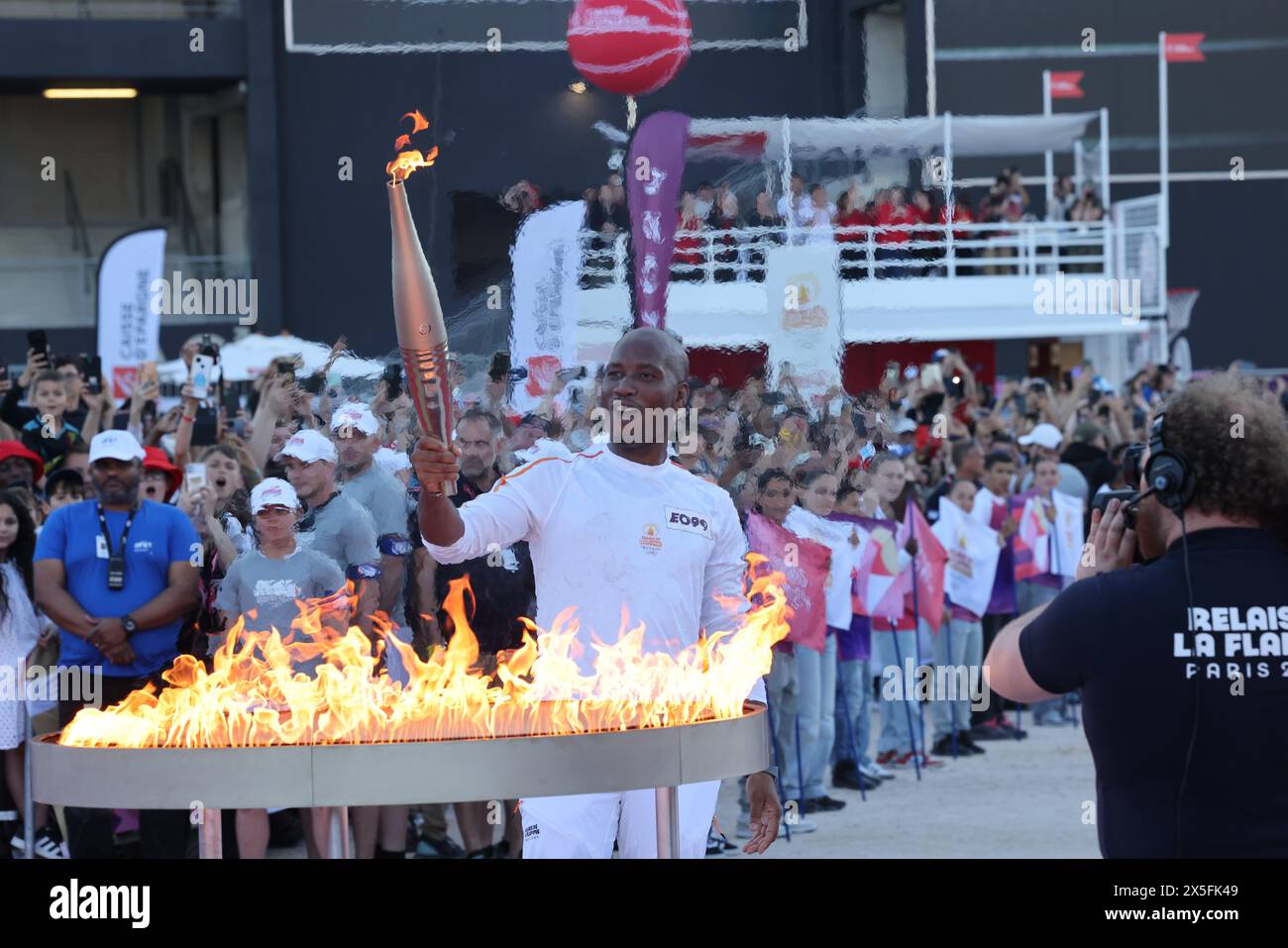 Marseille, France. 08 mai 2024. © PHOTOPQR/LA PROVENCE/Nicolas Vallauri ; Marseille ; 08/05/2024 ; flamme olympique : Didier Drogba, ancien attaquant de l'OM, allume le chaudron devant le stade Vélodrome - Marseille, France ; 05/09/2024 ; L'ancien attaquant de l'OM Didier Drogba éclaire le chaudron devant le stade Vélodrome crédit : MAXPPP/Alamy Live News Banque D'Images