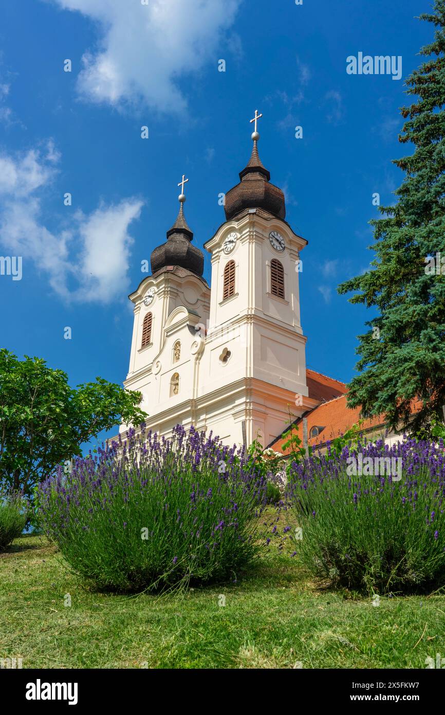 Abbaye bénédictine avec jardin de fleurs de lavande à Tihany, Hongrie à la célèbre fête de la lavande de la région Banque D'Images