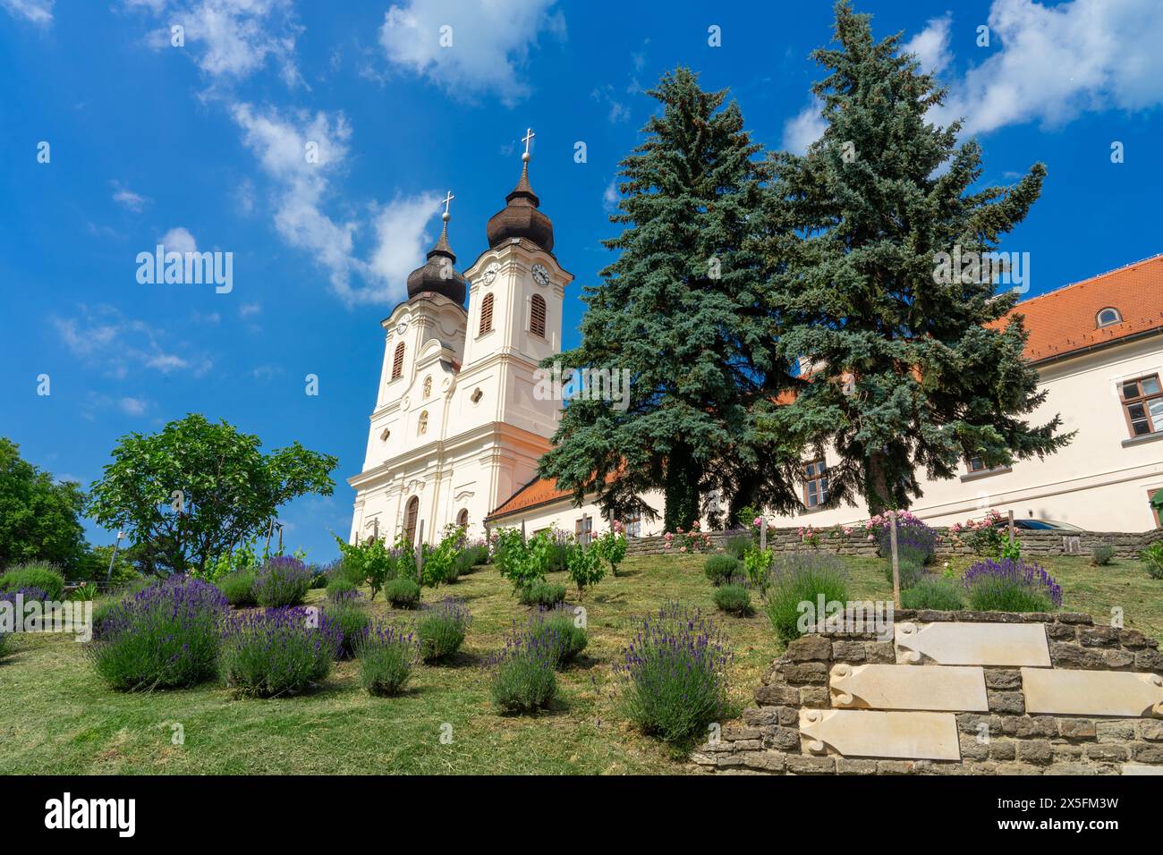 Abbaye bénédictine avec jardin de fleurs de lavande à Tihany, Hongrie à la célèbre fête de la lavande de la région Banque D'Images