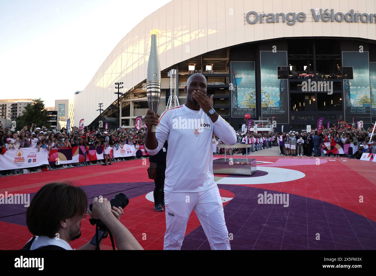 Marseille, France. 08 mai 2024. © PHOTOPQR/LA PROVENCE/Nicolas Vallauri ; Marseille ; 08/05/2024 ; flamme olympique : Didier Drogba, ancien attaquant de l'OM, va allumer le chaudron devant le stade Vélodrome -- Marseille, France ; 05/09/2024 ; L'ancien attaquant de l'OM Didier Drogba éclaire le chaudron devant le stade Vélodrome crédit : MAXPPP/Alamy Live News Banque D'Images