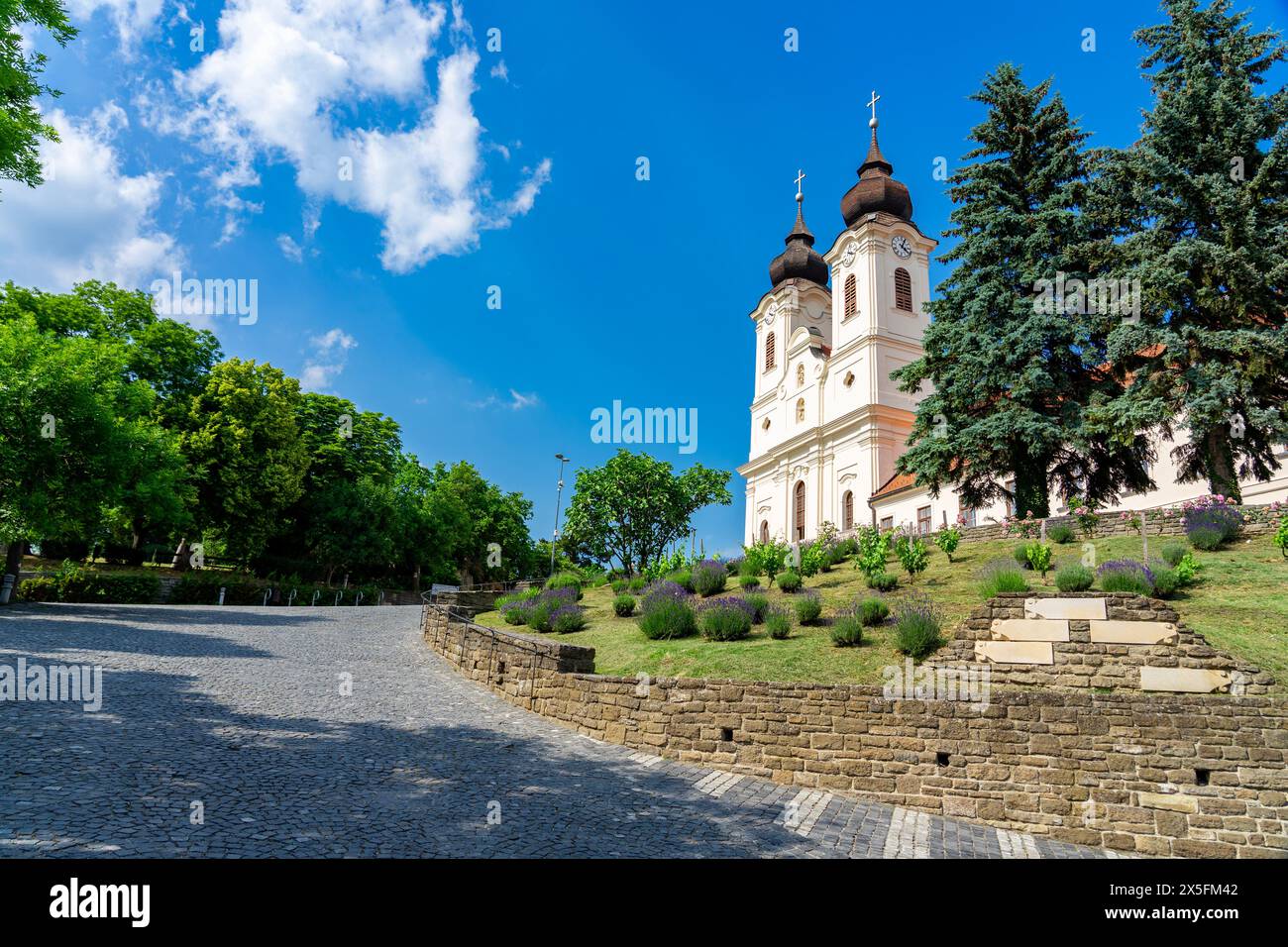 Abbaye bénédictine avec jardin de fleurs de lavande à Tihany, Hongrie à la célèbre fête de la lavande de la région Banque D'Images