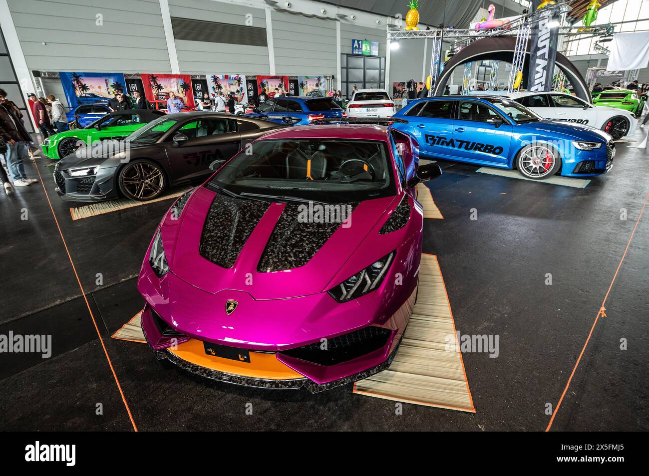 Ein Lamborghini Huracan performante wird auf dem Messegelände der Messe Friedrichshafen ausgestellt. Friedrichshafen Baden-Württemberg Deutschland *** Une Lamborghini Huracan performante est exposée au parc des expositions de Messe Friedrichshafen Friedrichshafen Baden Württemberg Allemagne Banque D'Images