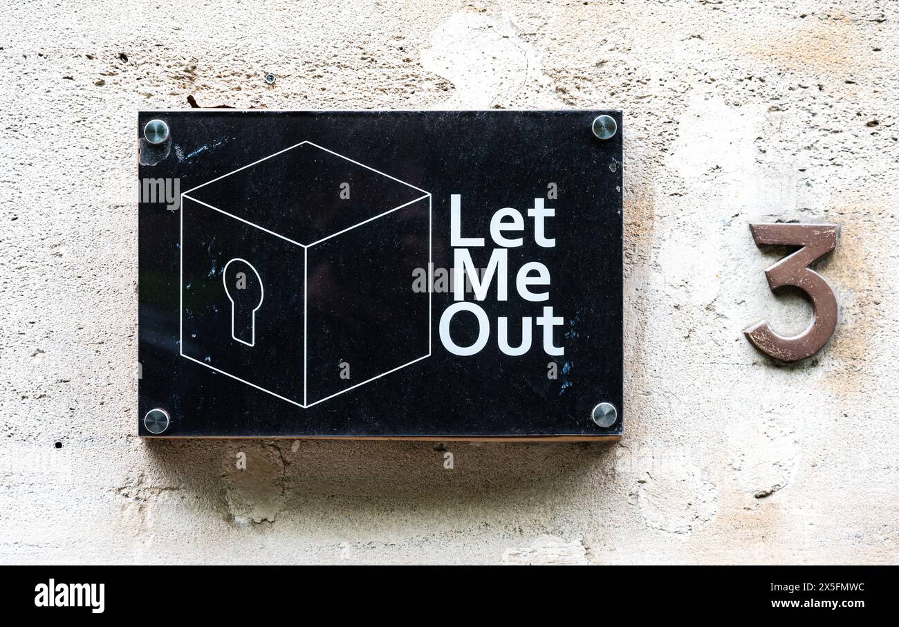 Centre-ville de Bruxelles, Belgique, 8 mai 2024 - signe de la salle d'évasion 'laissez-moi sortir' Banque D'Images