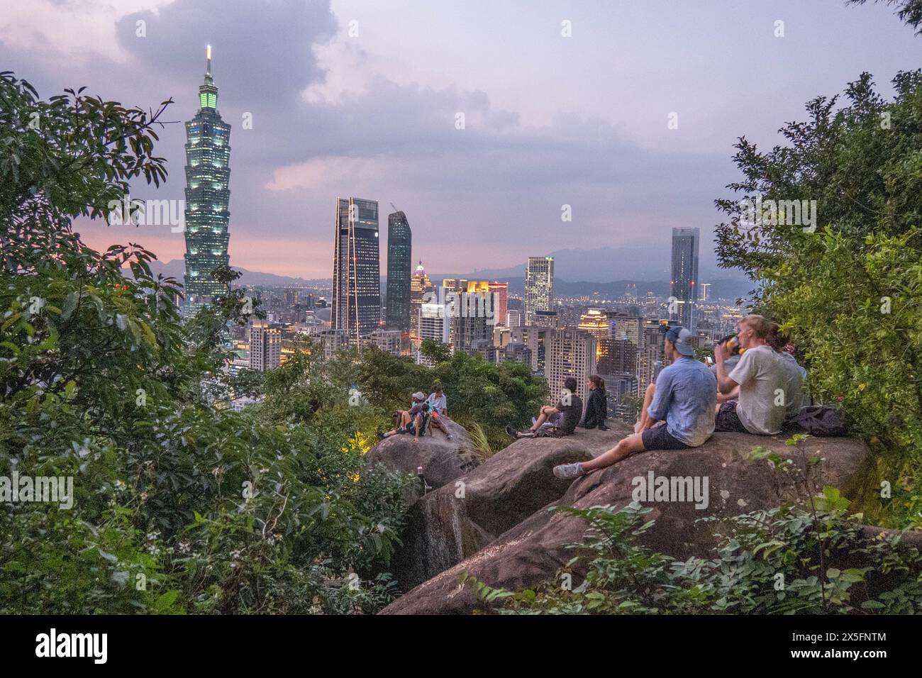 Touristes regardant Taipei 101 au coucher du soleil de Elephant Peak, Taipei, Taiwan Banque D'Images