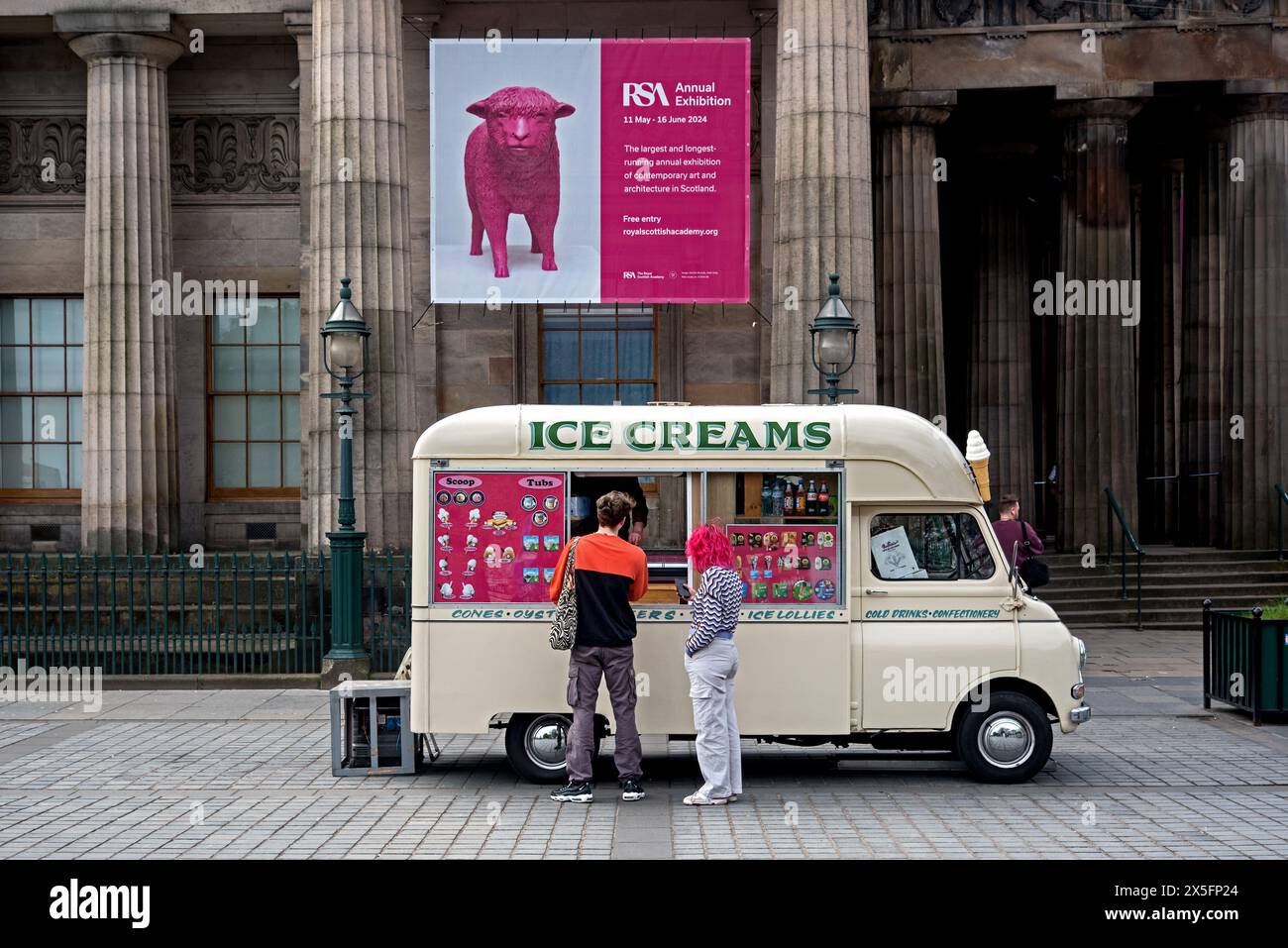 Jeune couple achetant dans une camionnette de crème glacée garée à côté de la Royal Scottish Academy à The Mound, Édimbourg, Écosse, Royaume-Uni. Banque D'Images