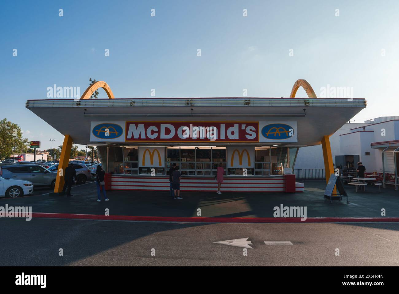 Classique McDonald's Diner avec voitures garées et Sunny Sky, peut-être à Los Angeles Banque D'Images