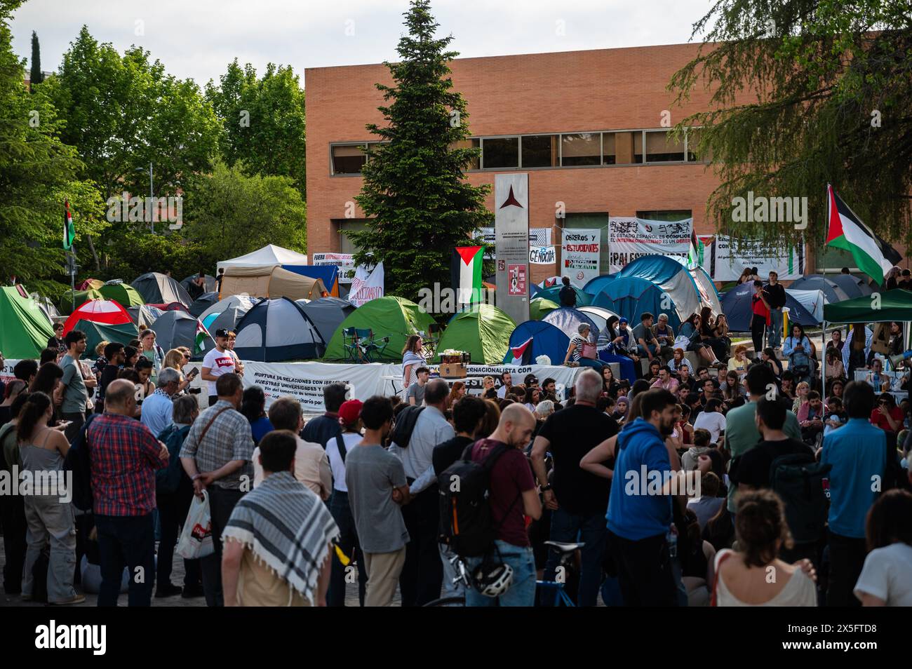 Madrid, Espagne. 09 mai 2024. Les étudiants de l'Université Complutense campent avec des tentes pour protester contre les attaques israéliennes dans la bande de Gaza et pour exiger un cessez-le-feu permanent et soutenir le peuple palestinien. Crédit : Marcos del Mazo/Alamy Live News Banque D'Images