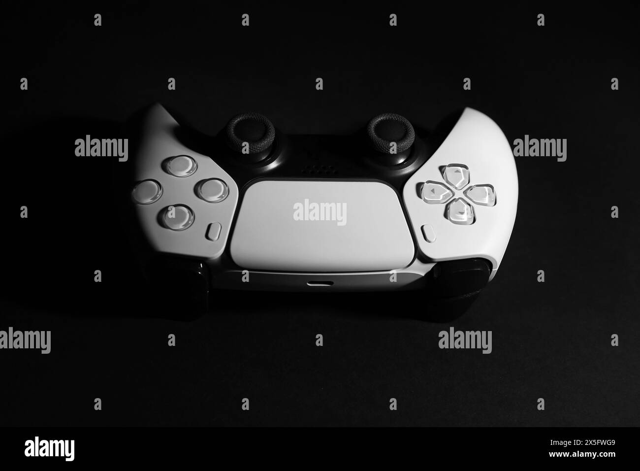 Une manette de jeu sans fil sur fond noir Banque D'Images