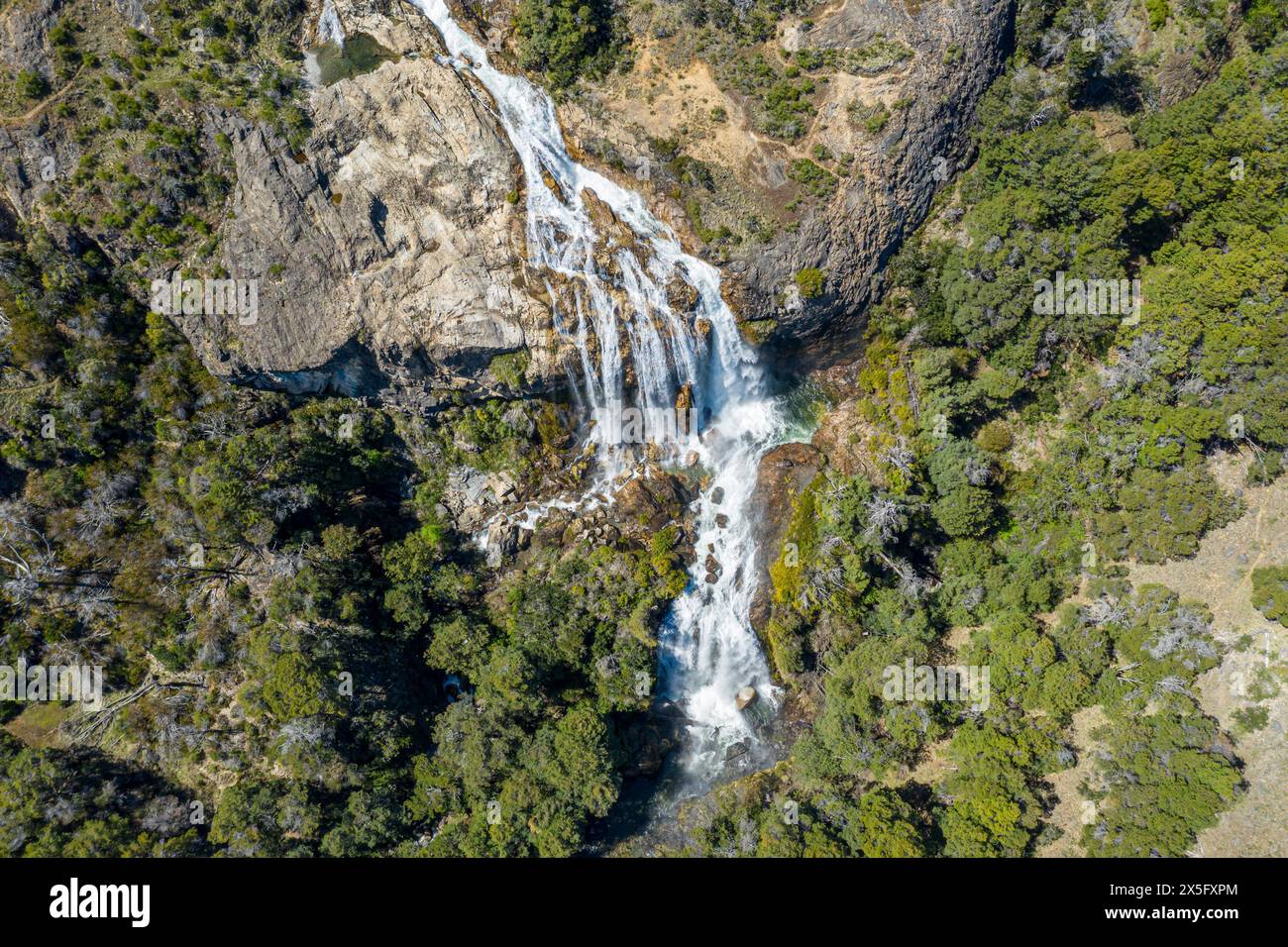 Vue aérienne de la cascade Cascada El Maqui près de Puerto Guadal, Patagonie, Chili Banque D'Images