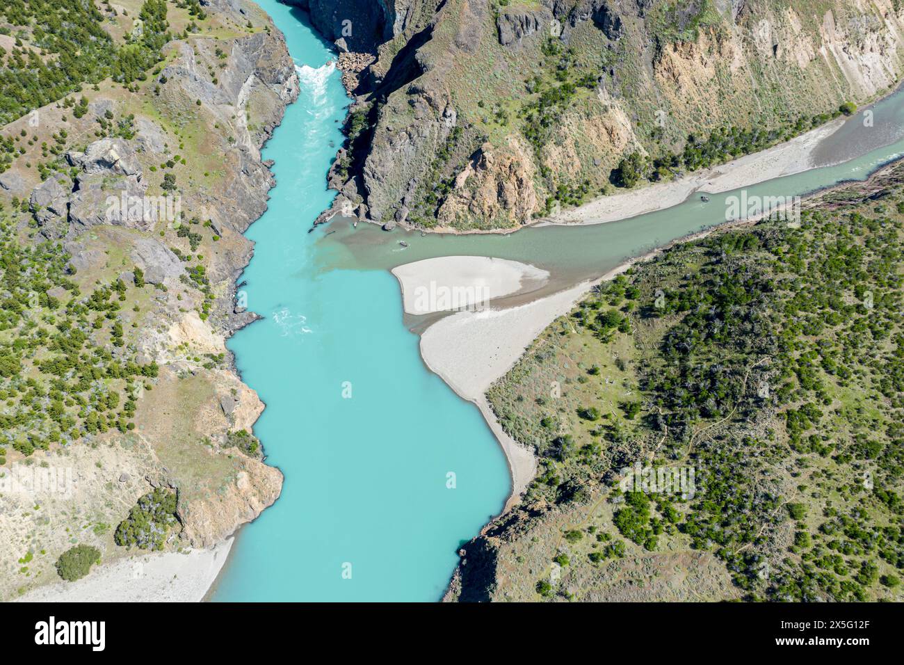 Confluence du Rio Baker et du Rio Cochrane, vue aérienne, l'eau boueuse du Rio Cochrane fusionne avec le ruisseau glaciaire Rio Baker, Patagonie, Chili Banque D'Images