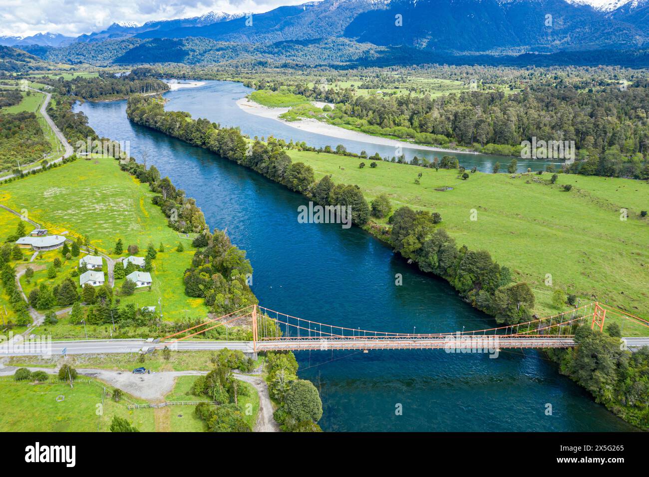 Pont sur la rivière Rio Rosselot, juste au nord du village la Junta, vue aérienne, Patagonie, Chili Banque D'Images