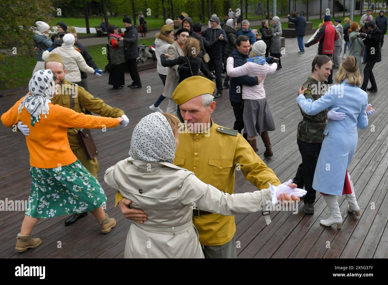 Moscou, Russie. 9 mai 2024. Les gens dansent lors d'une célébration du jour de la victoire à Moscou, Russie, le 9 mai 2024. Crédit : Alexander Zemlianichenko Jr/Xinhua/Alamy Live News Banque D'Images