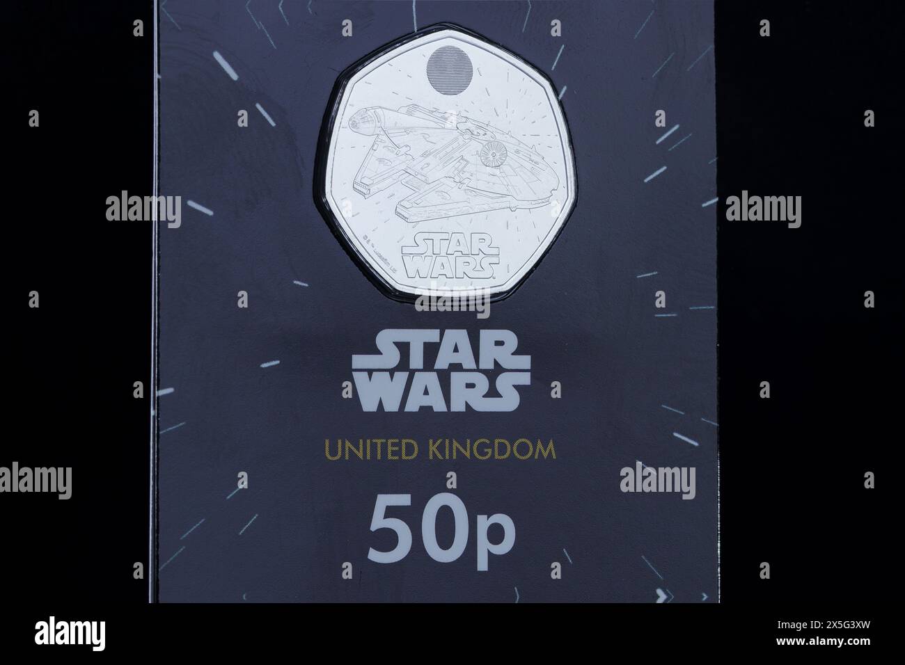 La pièce commémorative Star Wars de 2024 de 50 pence mettant en vedette le Faucon du millénaire au revers. L'avers représente le roi Charles III Banque D'Images