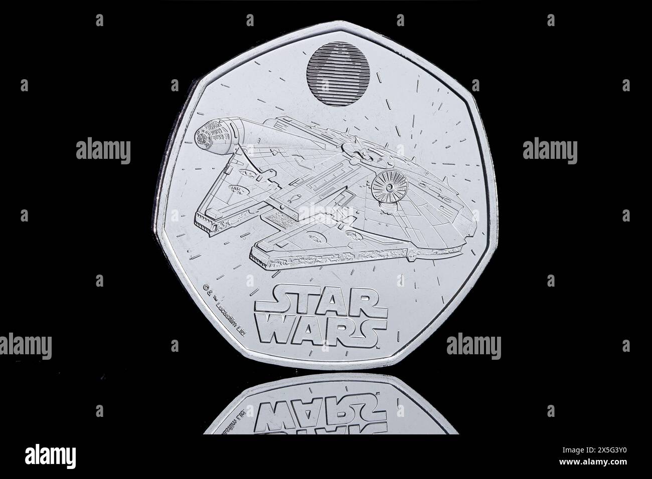 La pièce commémorative Star Wars de 2024 de 50 pence mettant en vedette le Faucon du millénaire au revers. L'avers représente le roi Charles III Banque D'Images