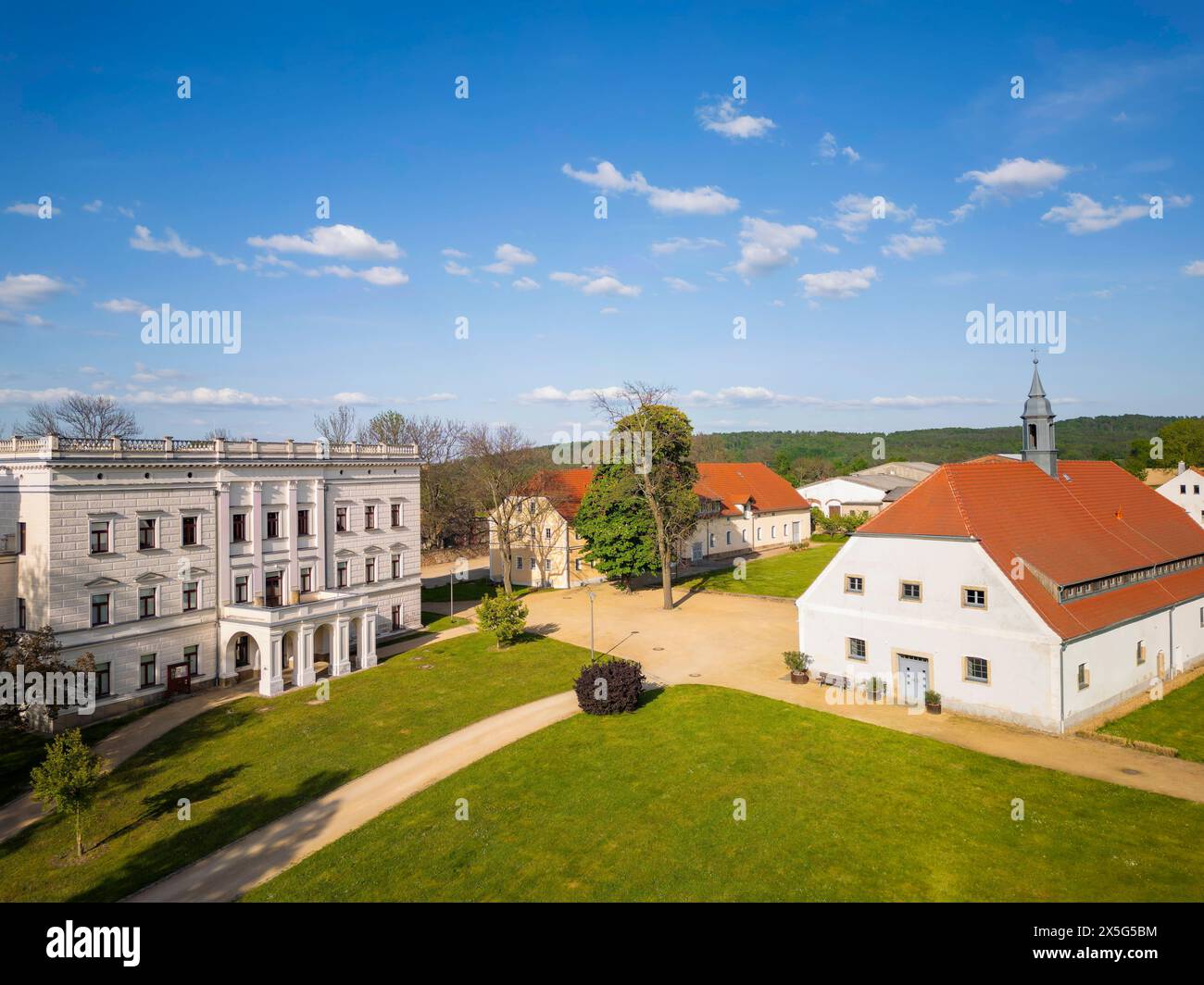 Schloss Krobnitz Das Schloss Krobnitz im Landkreis Görlitz War der Alterssitz des preußischen Kriegs- und Marineministers Albrecht Graf von Roon. Nach erfolgter Restaurierung dient es als Museum und Veranstaltungsort. In der ehemaligen Schmiede sind ein Veranstaltungs- und ein Sonderausstellungsraum entstanden. Krobnitz Sachsen Deutschland *** Château de Krobnitz Château de Krobnitz dans le district de Görlitz était la maison de retraite de la guerre prussienne et ministre de la Marine Albrecht Graf von Roon après restauration, il sert maintenant de musée et de lieu d'événement un événement et une salle d'exposition spéciale ont été c Banque D'Images