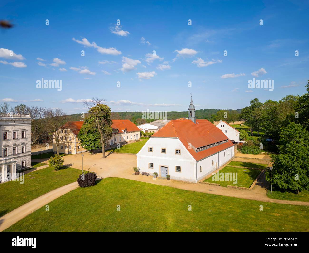 Schloss Krobnitz Das Schloss Krobnitz im Landkreis Görlitz War der Alterssitz des preußischen Kriegs- und Marineministers Albrecht Graf von Roon. Nach erfolgter Restaurierung dient es als Museum und Veranstaltungsort. In der ehemaligen Schmiede sind ein Veranstaltungs- und ein Sonderausstellungsraum entstanden. Krobnitz Sachsen Deutschland *** Château de Krobnitz Château de Krobnitz dans le district de Görlitz était la maison de retraite de la guerre prussienne et ministre de la Marine Albrecht Graf von Roon après restauration, il sert maintenant de musée et de lieu d'événement un événement et une salle d'exposition spéciale ont été c Banque D'Images