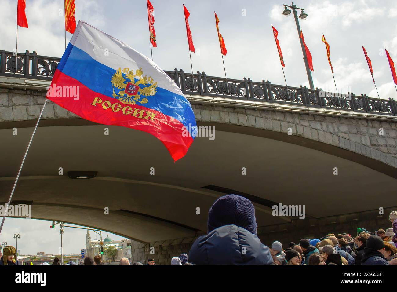 Moscou, Russie. 09 mai 2024. Le drapeau russe est vu alors que les gens célèbrent le jour de la victoire. Le jour de la victoire est célébré chaque année le 9 mai. Outre sa signification symbolique, il a été un outil pour démontrer les nouveaux armements de la Russie à des adversaires potentiels. Crédit : SOPA images Limited/Alamy Live News Banque D'Images