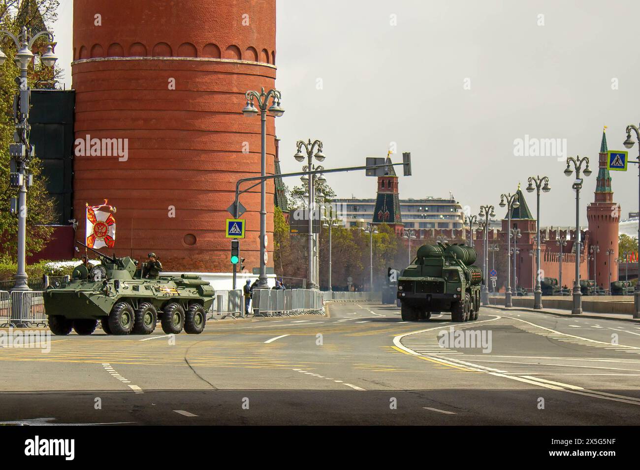 Moscou, Russie. 09 mai 2024. Un véhicule blindé de transport de troupes russe†BTR 82A et un†système mobile de missiles sol-air S-400, nom OTAN sa-21 Growler, sont vus près du mur du Kremlin immédiatement après le défilé du jour de la victoire sur la place Rouge. Le jour de la victoire est célébré chaque année le 9 mai. Outre sa signification symbolique, il a été un outil pour démontrer les nouveaux armements de la Russie à des adversaires potentiels. (Photo de Vlad Karkov/SOPA images/SIPA USA) crédit : SIPA USA/Alamy Live News Banque D'Images