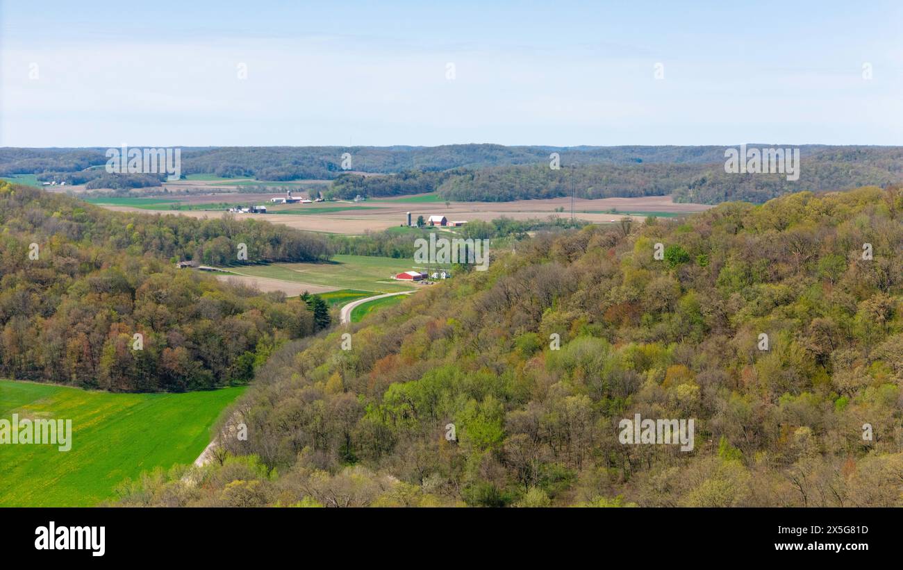 Photographie aérienne des collines de Baraboo près du parc d'État de Natural Bridge près de Leland, comté de Sauk, Wisconsin, États-Unis. Banque D'Images