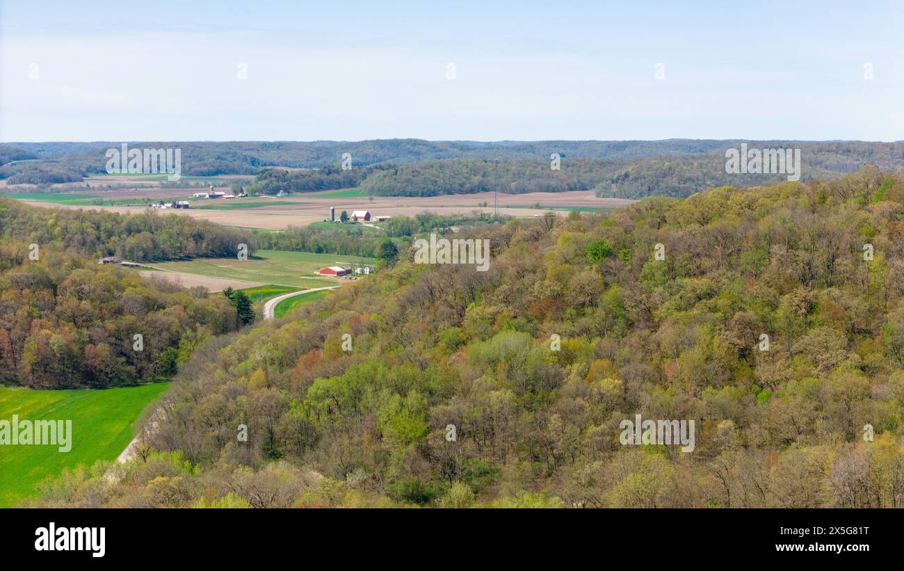 Photographie aérienne des collines de Baraboo près du parc d'État de Natural Bridge près de Leland, comté de Sauk, Wisconsin, États-Unis. Banque D'Images