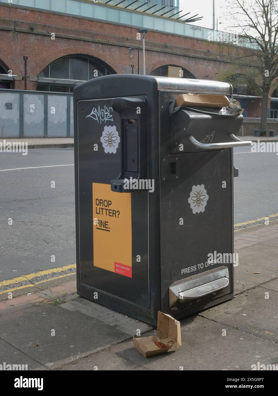 Poubelle publique dans les rues de Manchester Banque D'Images