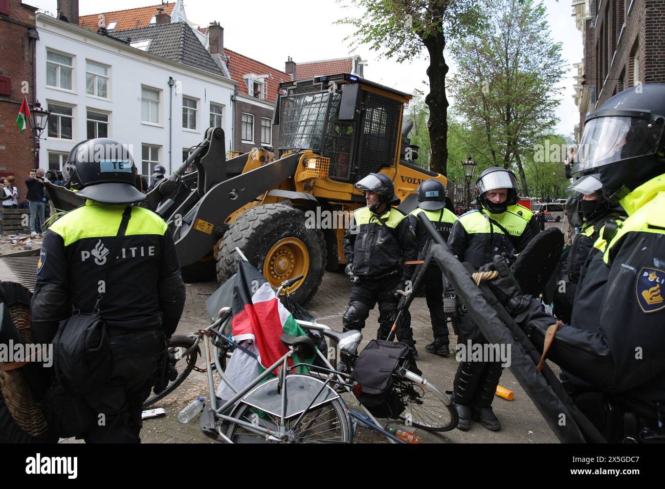 La police anti-émeute néerlandaise brise les barricades fixées par des étudiants pro-palestiniens protestant contre le conflit en cours entre Israël et le palestinien Banque D'Images
