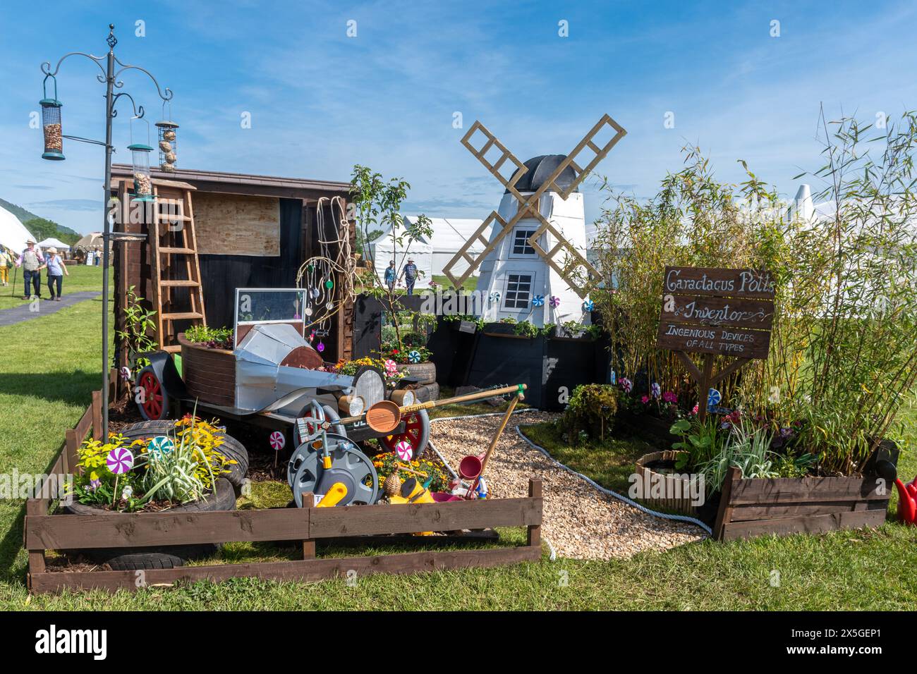 9 mai 2024. RHS Malvern Spring Festival a ouvert aujourd'hui par une chaude journée ensoleillée. Des milliers de visiteurs ont assisté à l'exposition florale annuelle au Three Counties Showground à Malvern, Worcestershire, Angleterre, Royaume-Uni. L'événement se déroule sur 4 jours, se terminant le 12 mai 2024. Un des jardins de l'école. Banque D'Images