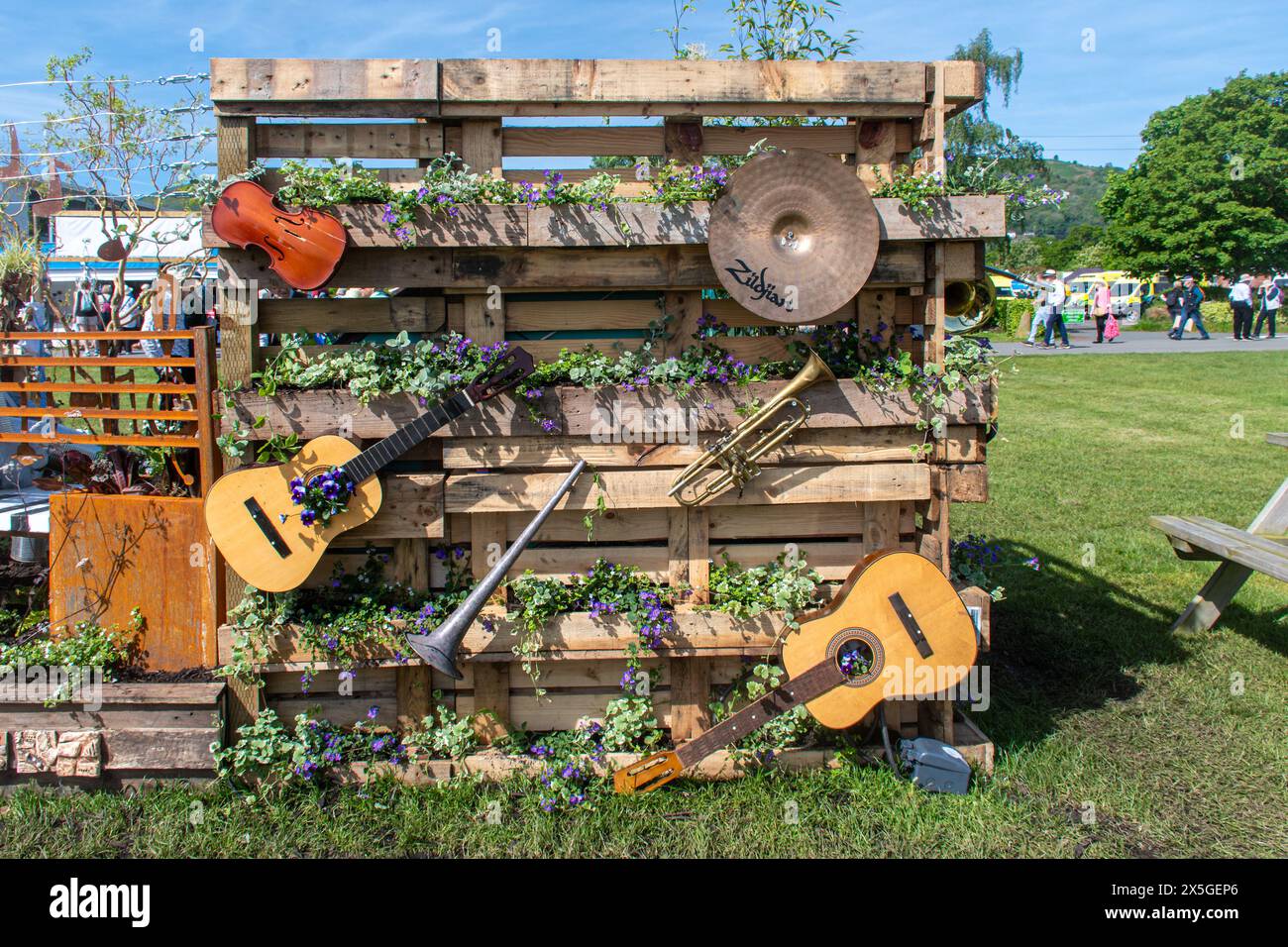 9 mai 2024. RHS Malvern Spring Festival a ouvert aujourd'hui par une chaude journée ensoleillée. Des milliers de visiteurs ont assisté à l'exposition florale annuelle au Three Counties Showground à Malvern, Worcestershire, Angleterre, Royaume-Uni. L'événement se déroule sur 4 jours, se terminant le 12 mai 2024. Un des jardins de l'école. Banque D'Images