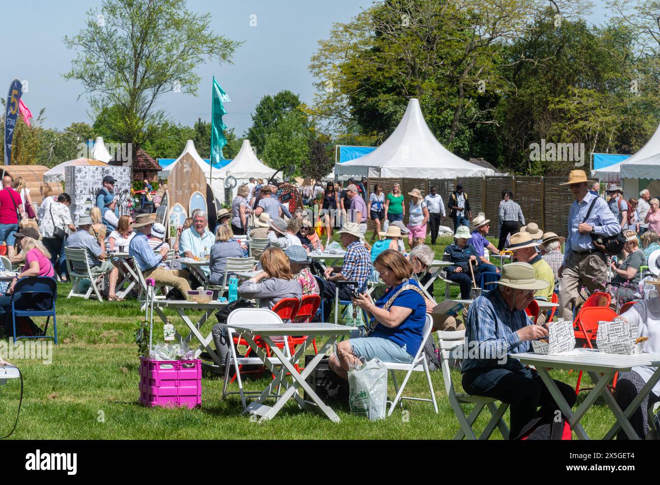9 mai 2024. RHS Malvern Spring Festival a ouvert aujourd'hui par une chaude journée ensoleillée. Des milliers de visiteurs ont assisté à l'exposition florale annuelle au Three Counties Showground à Malvern, Worcestershire, Angleterre, Royaume-Uni. L'événement se déroule sur 4 jours, se terminant le 12 mai 2024. Banque D'Images