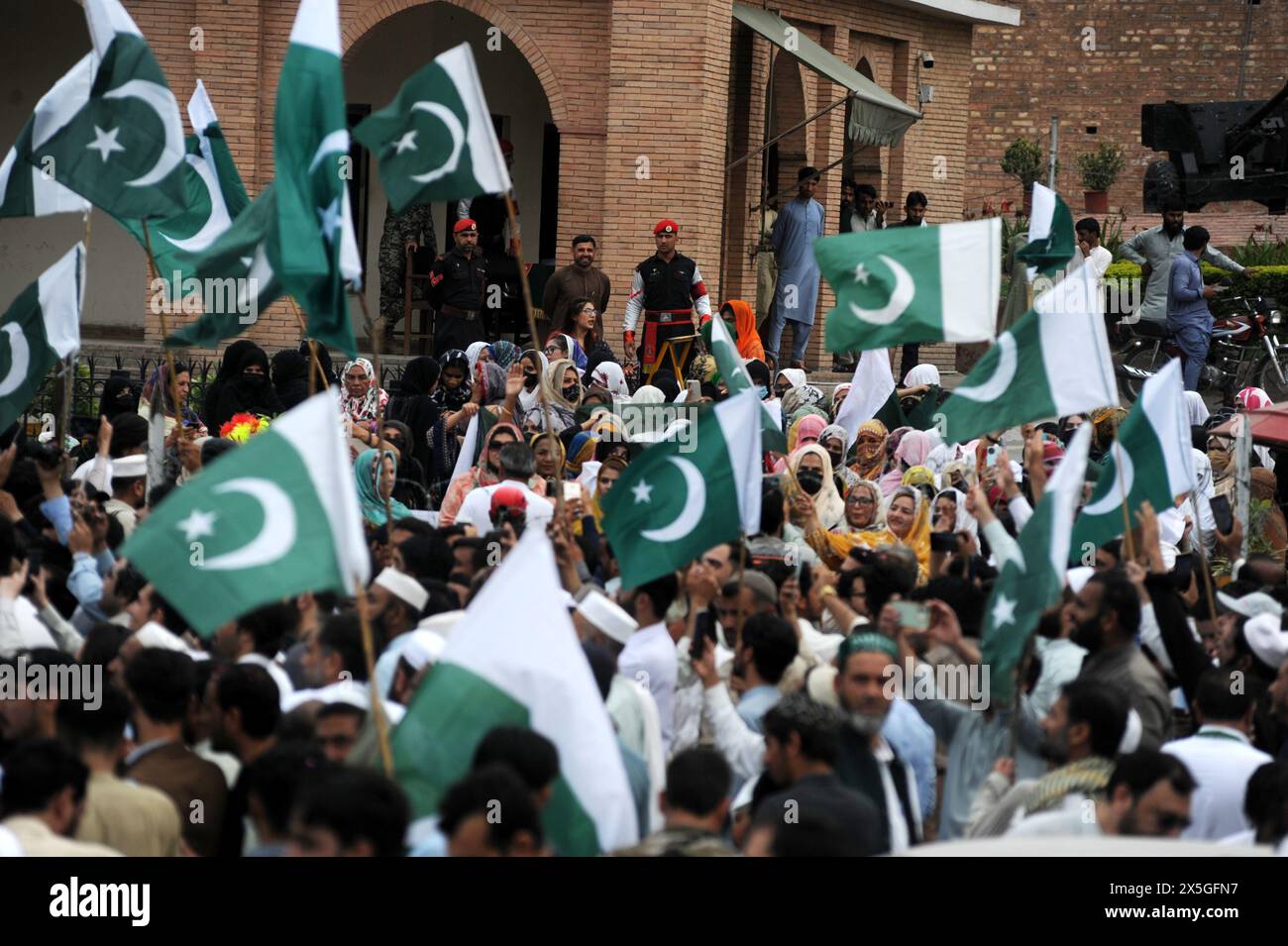 9 mai 2024, Peshawar, Peshawar, Pakistan: manifestation de solidarité avec l'armée à l'occasion de l'anniversaire du 9 mai manifestations au Pakistan les gens crient des slogans de solidarité avec l'armée pakistanaise alors qu'ils marquent le premier anniversaire des émeutes de mai 09 après l'arrestation de l'ancien premier ministre Imran Khan, à Peshawar, Pakistan, le 9 mai 2024. Pakistan Tehreek-e-Insaf (PTI) le secrétaire général Omar Ayub Khan a rejeté les critiques des manifestations du 9 mai du parti comme une conspiration visant à cibler le fondateur du parti Imran Khan, soulignant l'engagement du PTI à défendre la suprématie de la Constitution et de la loi à Pakista Banque D'Images