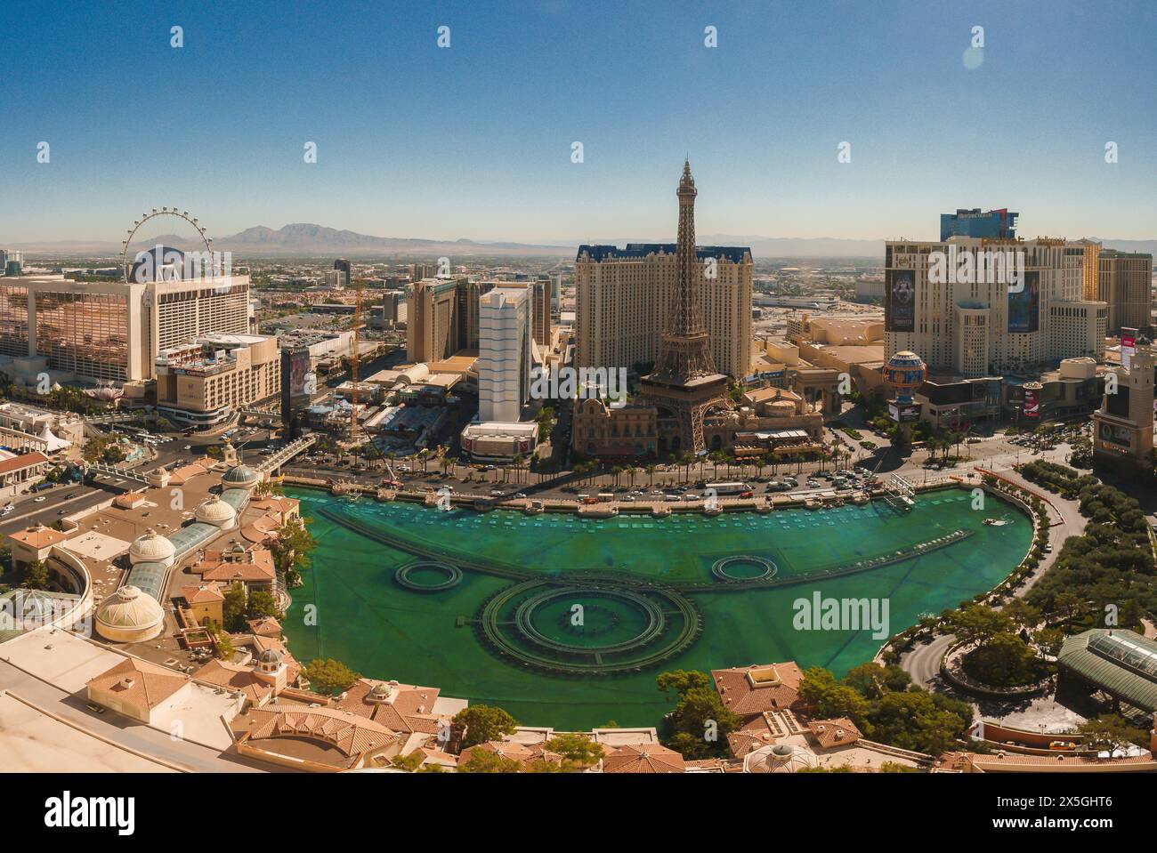 Vue diurne sur le Strip animé de Las Vegas avec ses monuments emblématiques Banque D'Images