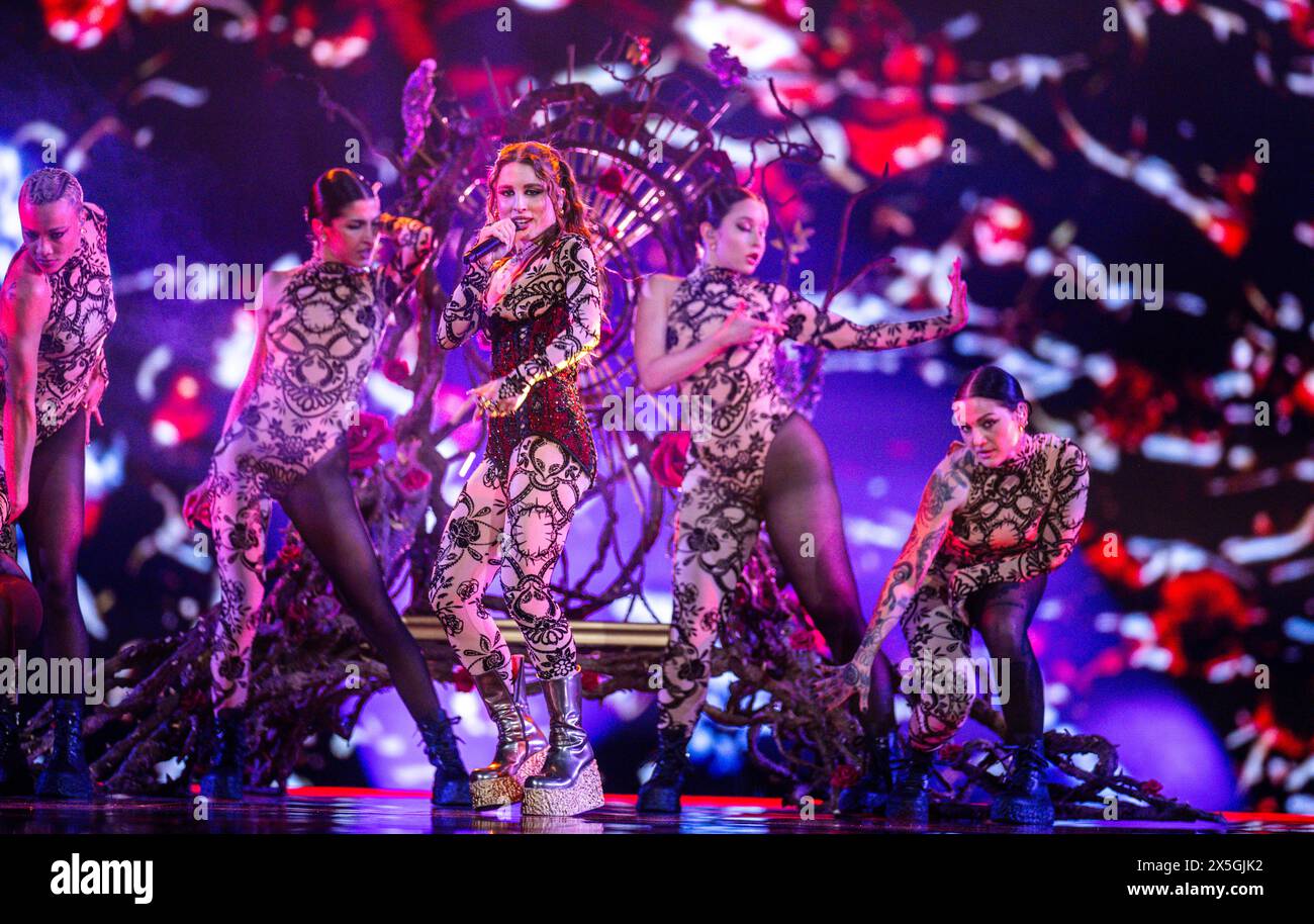 09 mai 2024, Suède, Malmö : Angelina Mango d'Italie avec la chanson 'la noia' sur la scène du concours Eurovision de la chanson (ESC) 2024 dans la deuxième demi-finale dans l'arène de Malmö. La devise du plus grand concours de chant au monde est « United by Music ». Photo : Jens Büttner/dpa Banque D'Images