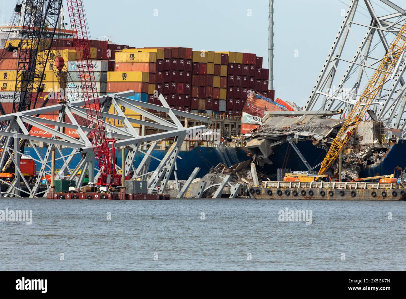 Dundalk (États-Unis d'Amérique). 08 mai 2024. Des tas de fermes d'acier et de débris de la section quatre du pont se trouvent à travers la proue du cargo M/V Dali depuis le pont Francis Scott Key, effondré, le 8 mai 2024, près de Dundalk, Maryland. Le pont a été heurté par le porte-conteneurs de 984 pieds MV Dali le 26 mars et s'est effondré tuant six travailleurs. Crédit : Christopher Rosario/U. S Army corps/Alamy Live News Banque D'Images