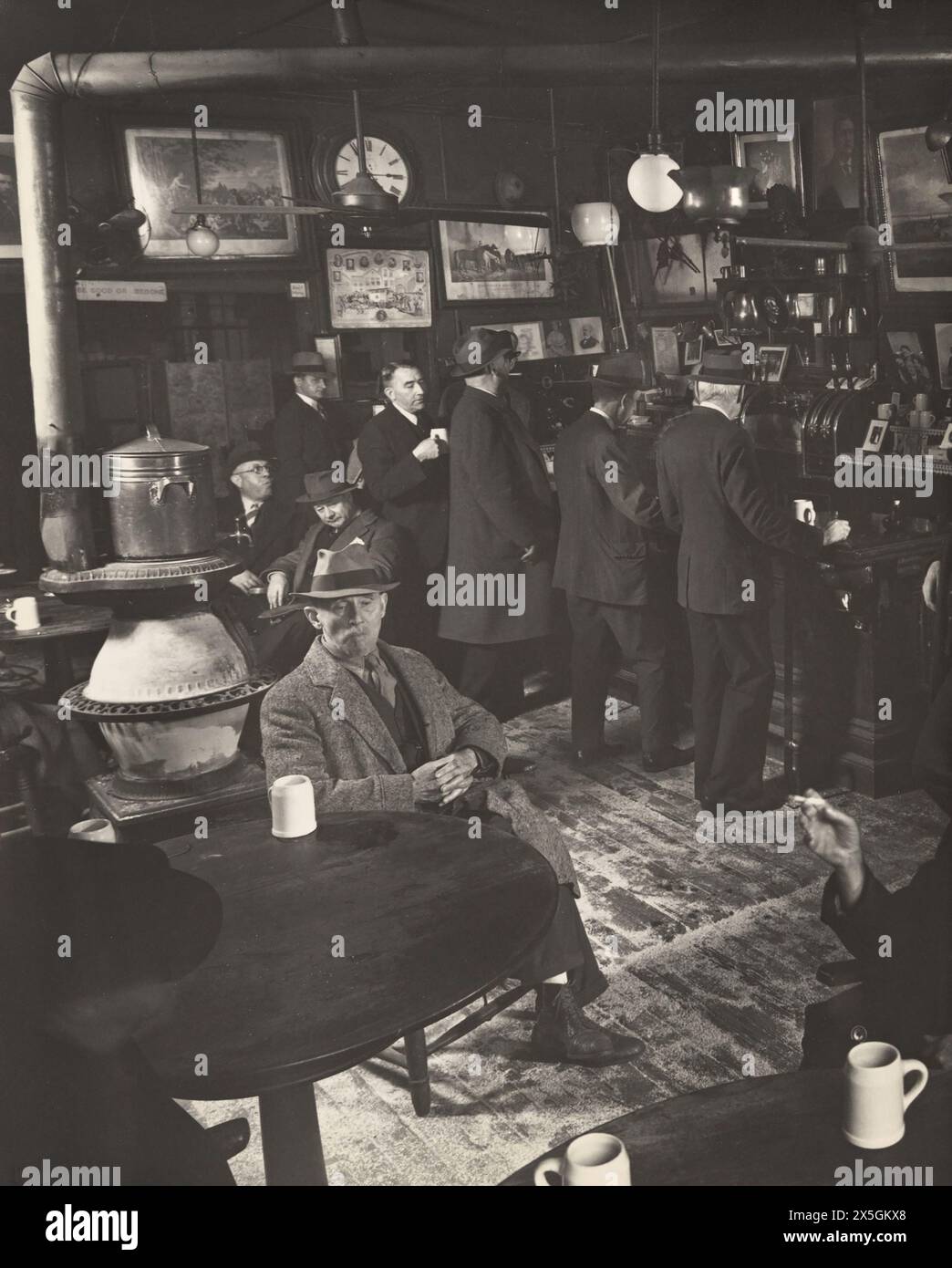 McSorley's Ale House, vue intérieure, 15 East 7th Street, New York City, New York, États-Unis, Berenice Abbott, Federal Art Project, 'Changing New York', novembre 1937 Banque D'Images