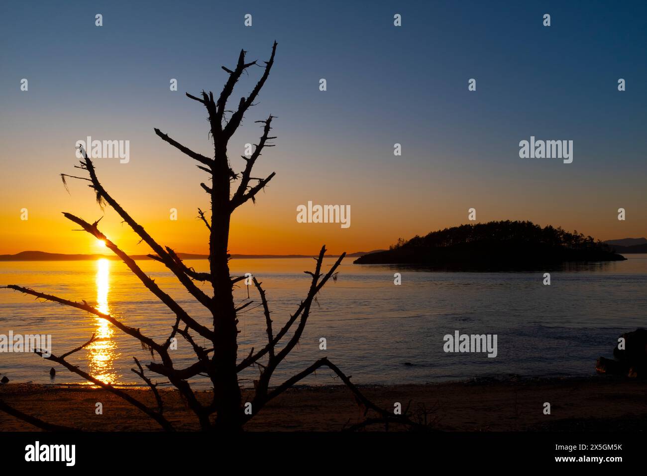 WA24842-00....WASHINGTON - Deception Island, Rosario Strait et la mer des Salish vue depuis West point Beach Whidbey Island, Deception Pass State Park. Banque D'Images