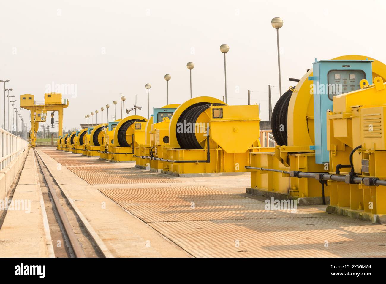 Une ligne jaune est peinte sur le sol devant une grue jaune Banque D'Images